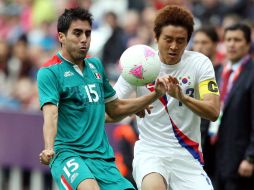 Néstor Vidrio lucha por un esférico, en el difícil partido de debut de la selección mexicana de futbol. EFE  /