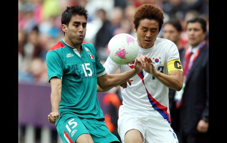 Néstor Vidrio lucha por un esférico, en el difícil partido de debut de la selección mexicana de futbol. EFE  /