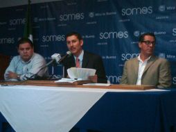 Apolinar Alatorre (c), Roberto Soto, secretario general adjunto y Antonio Elvira, representante del PAN en el IEPC, en rueda de prensa.  /