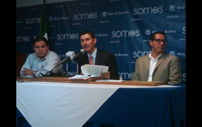 Apolinar Alatorre (c), Roberto Soto, secretario general adjunto y Antonio Elvira, representante del PAN en el IEPC, en rueda de prensa.  /