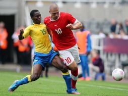 Henri Ndong y Pajtim Kasmi pelean por un esférico. AP  /