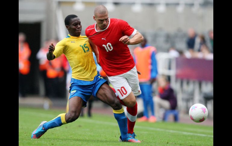 Henri Ndong y Pajtim Kasmi pelean por un esférico. AP  /