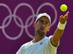 Novak Djokovic entrena en Wimbledon para su debut contra el italiano Fabio Fognini. AFP  /