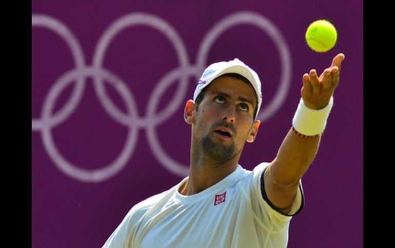 Novak Djokovic entrena en Wimbledon para su debut contra el italiano Fabio Fognini. AFP  /