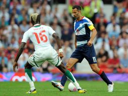 El capitán de Gran Bretaña Ryan Giggs (d) disputa un balón con Pape Souare de Senegal. EFE  /