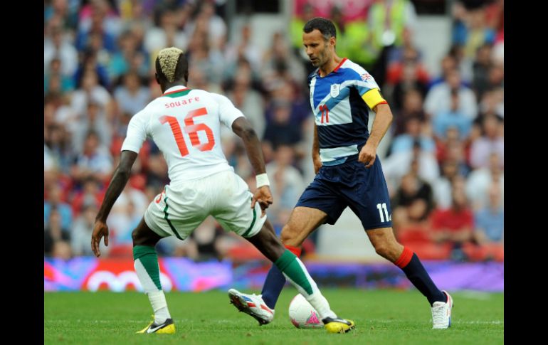 El capitán de Gran Bretaña Ryan Giggs (d) disputa un balón con Pape Souare de Senegal. EFE  /