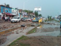 El miércoles tierra, piedras y escombros obstruyeron parte de la avenida 8 de julio.  /