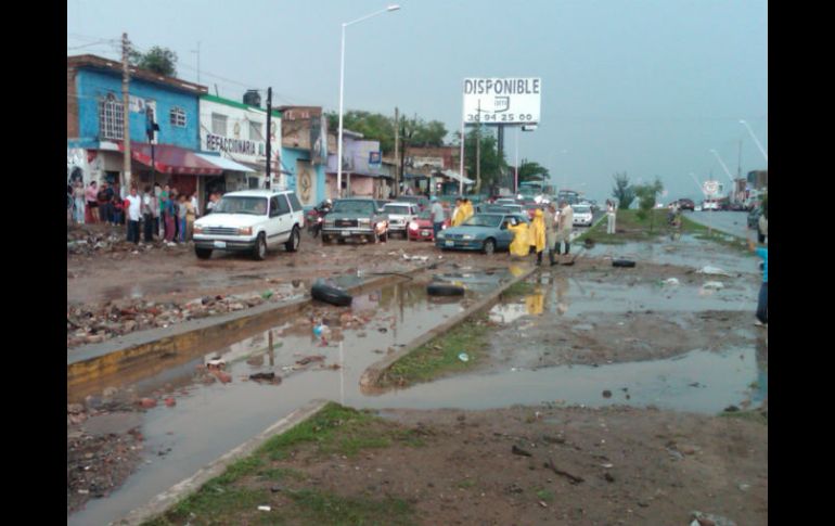 El miércoles tierra, piedras y escombros obstruyeron parte de la avenida 8 de julio.  /