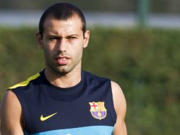 Javier Mascherano durante el entrenamiento que ha realizado el equipo esta mañana en la ciudad deportiva Joan Gamper. EFE  /