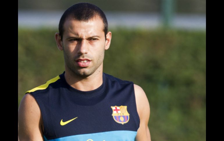 Javier Mascherano durante el entrenamiento que ha realizado el equipo esta mañana en la ciudad deportiva Joan Gamper. EFE  /