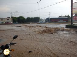 Al pasar Adolf Horn por Periférico rumbo a  8 de Julio el agua tronó el pavimento y obstruyó el paso. Imagen de @Trafico_ZMG  /