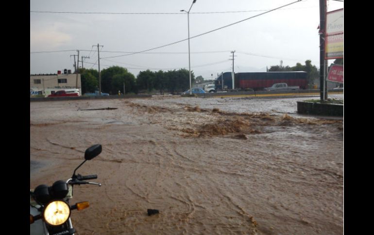 Al pasar Adolf Horn por Periférico rumbo a  8 de Julio el agua tronó el pavimento y obstruyó el paso. Imagen de @Trafico_ZMG  /