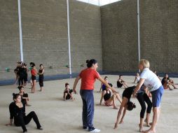 De blanco, la maestra rusa Elena Bossi entrena a pequeñas en el gimnasio de la Unidad Revolución.  /