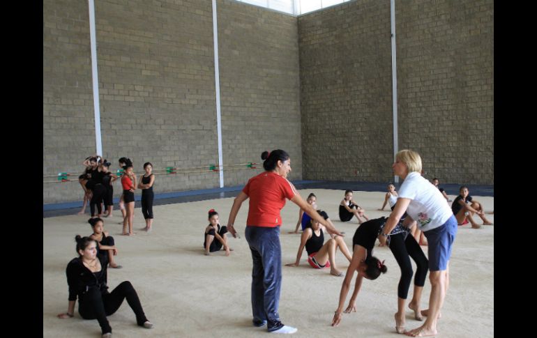 De blanco, la maestra rusa Elena Bossi entrena a pequeñas en el gimnasio de la Unidad Revolución.  /