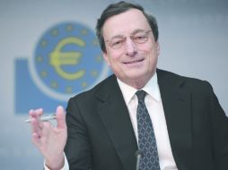 Mario Draghi habló en Londres y de inmediato provocó la baja de 50 puntos  en la prima de riesgo española.EFE  /