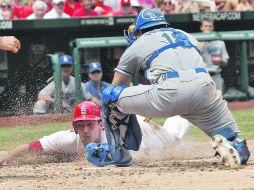 ATRAPADO. Matt Carpenter es puesto fuera por el catcher Matt Treanor. AP  /