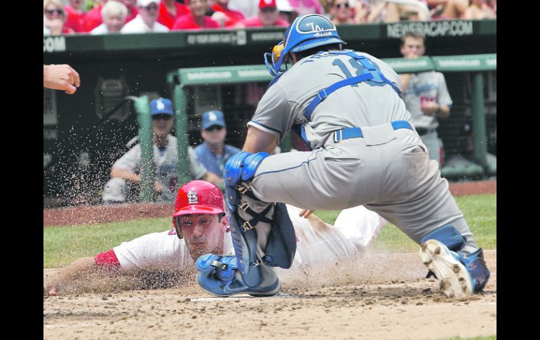 ATRAPADO. Matt Carpenter es puesto fuera por el catcher Matt Treanor. AP  /