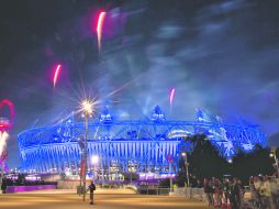 Dan una probadita. Durante el último ensayo de la apertura, los juegos pirotécnicos iluminaron el cielo londinense. AP  /