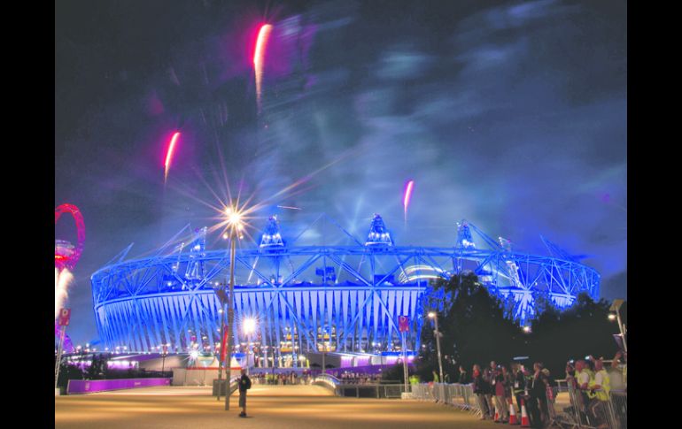 Dan una probadita. Durante el último ensayo de la apertura, los juegos pirotécnicos iluminaron el cielo londinense. AP  /