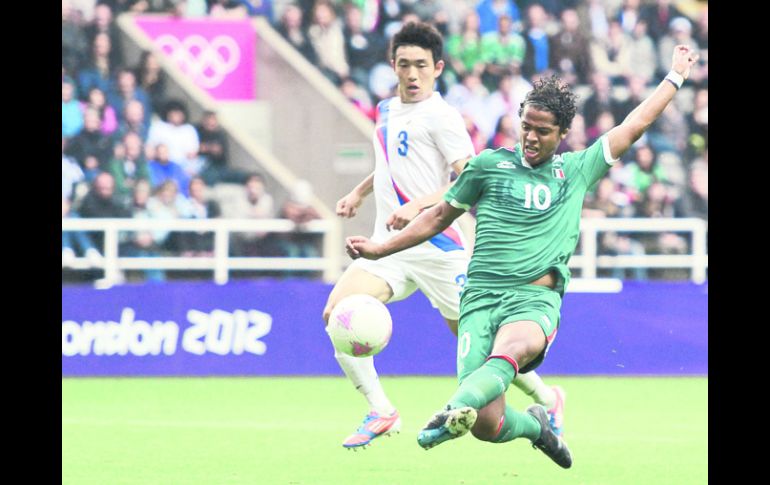 El atacante mexicano Giovani dos Santos remata a portería en la recta final del partido, ante la mirada del defensor coreano.REUTERS  /