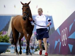 La componente del equipo británico de hípica y nieta de la reina Isabel II, Zara Phillips, guía a su caballo. EFE  /