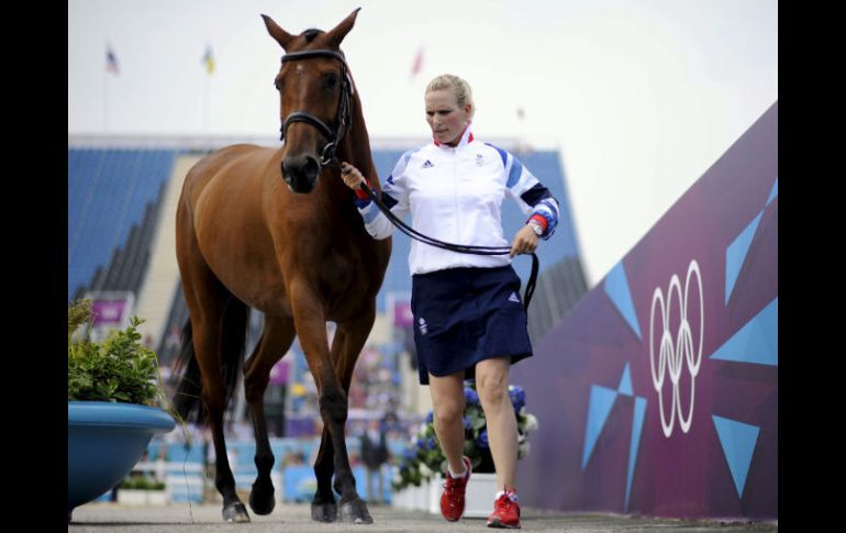 La componente del equipo británico de hípica y nieta de la reina Isabel II, Zara Phillips, guía a su caballo. EFE  /