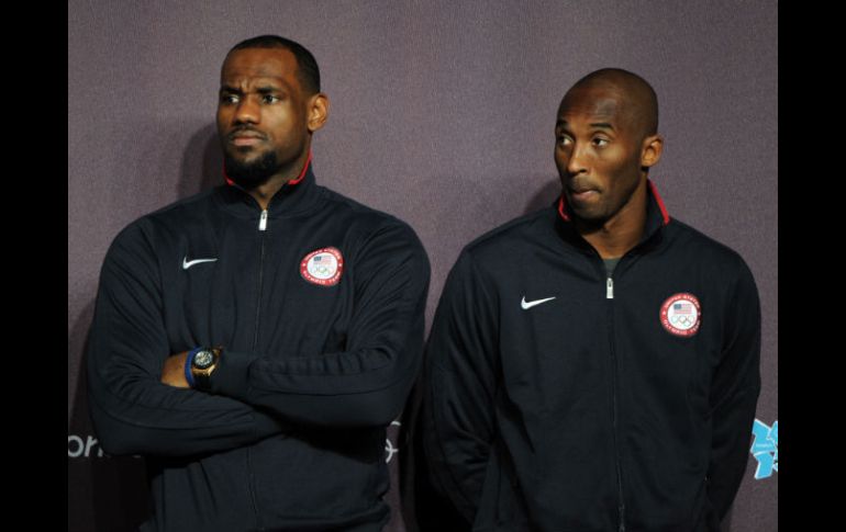 LeBron James (i) y Kobe Bryant (d) son las principales figuras del baloncesto olímpico. AFP  /