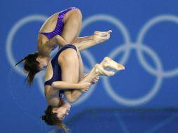 Paola Espinosa y Alejandra Orozco ensayan con los aros olímpicos del Centro Acuático como fondo. REUTERS  /