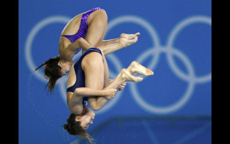 Paola Espinosa y Alejandra Orozco ensayan con los aros olímpicos del Centro Acuático como fondo. REUTERS  /