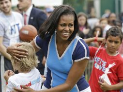 Michelle Obama convivió con niños británicos para promover el deporte y la alimentación sana. AP  /