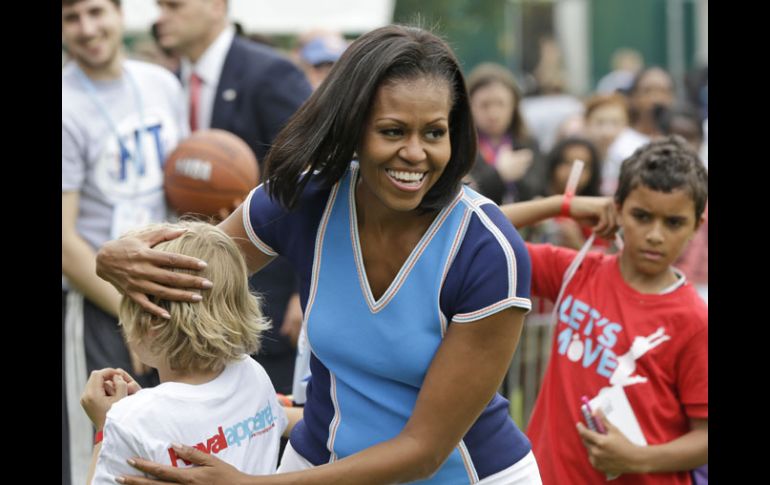 Michelle Obama convivió con niños británicos para promover el deporte y la alimentación sana. AP  /