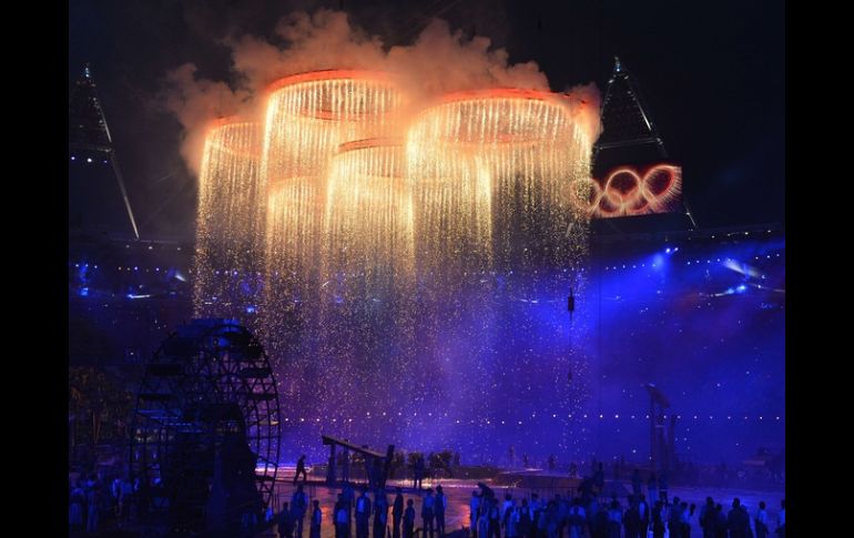 Los aros olímpicos sobre el estadio en la ceremonia inaugural. AFP  /