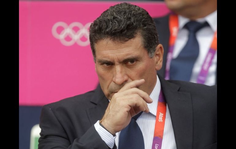 El técnico de Honduras, Fernando Suárez observa el partido contra Marruecos. AFP  /