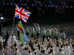 Chris Hoy sostiene la bandera de la unión encabezando un contingente para la ceremonia olímpica. REUTERS  /