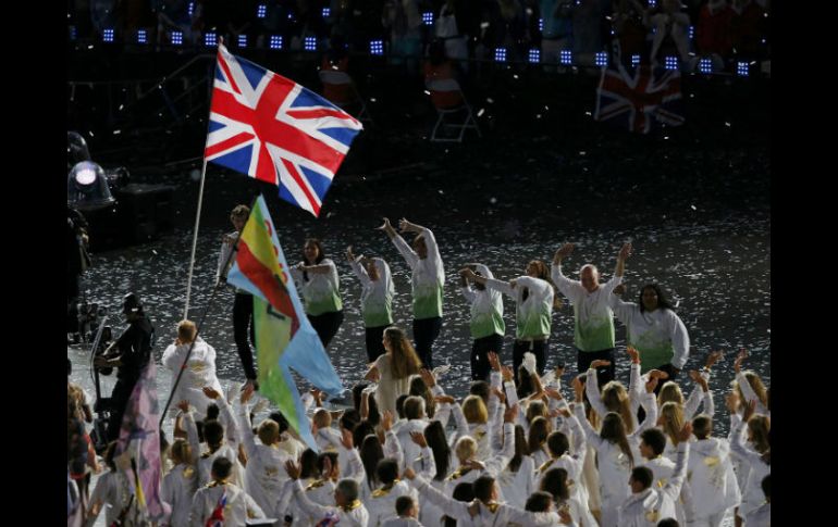 Chris Hoy sostiene la bandera de la unión encabezando un contingente para la ceremonia olímpica. REUTERS  /