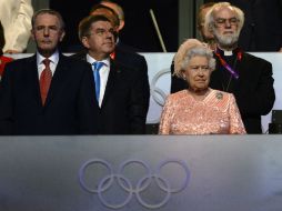 Jackes Rogge durante la ceremonia de inauguración al lado de la Reina Isabel ll. AFP  /