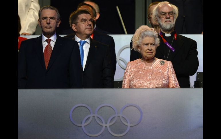 Jackes Rogge durante la ceremonia de inauguración al lado de la Reina Isabel ll. AFP  /