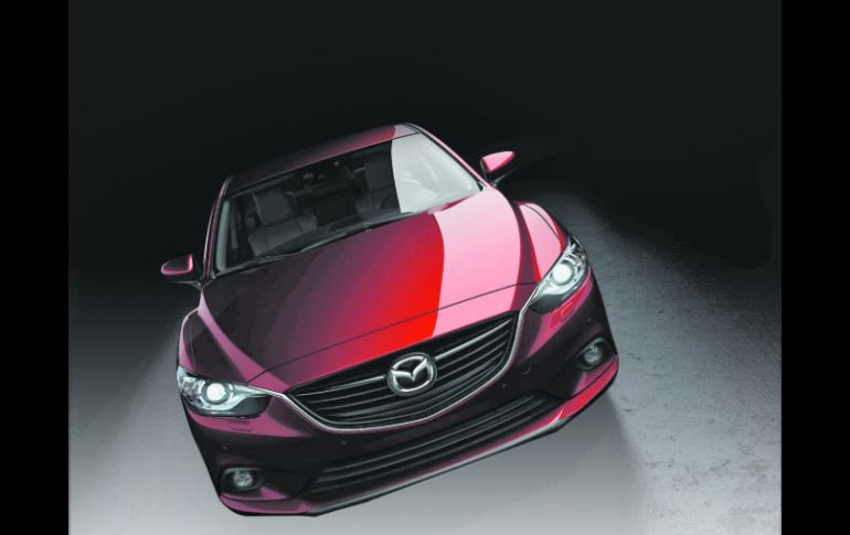 Frontal. Inspirado en el concepto Takeri, el Mazda 6 mantuvo muchos elementos.  /