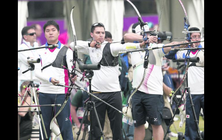 El mexicano Luis Eduardo Vélez (tercero de izquierda a derecha) fue el mejor ubicado de manera individual. NTX  /