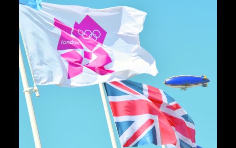 Espiritú olímpico. La bandera británica ondea junto la de los Juegos Olímpicos de Londres. AP  /