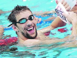 Sonríe. Previo a la batalla, Michael Phelps se relaja en la alberca. EFE  /