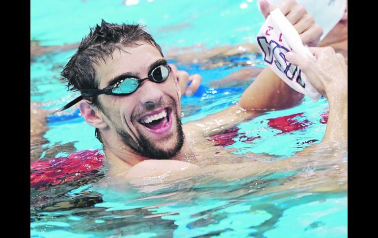 Sonríe. Previo a la batalla, Michael Phelps se relaja en la alberca. EFE  /