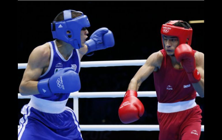 Valdez y Thapa intercambian golpes en la arena ExCel. AFP  /