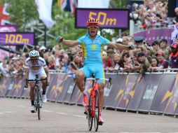 El kazajo Alexandre Vinokourov celebra emocionado la victoria olímpica en The Mall. AFP  /