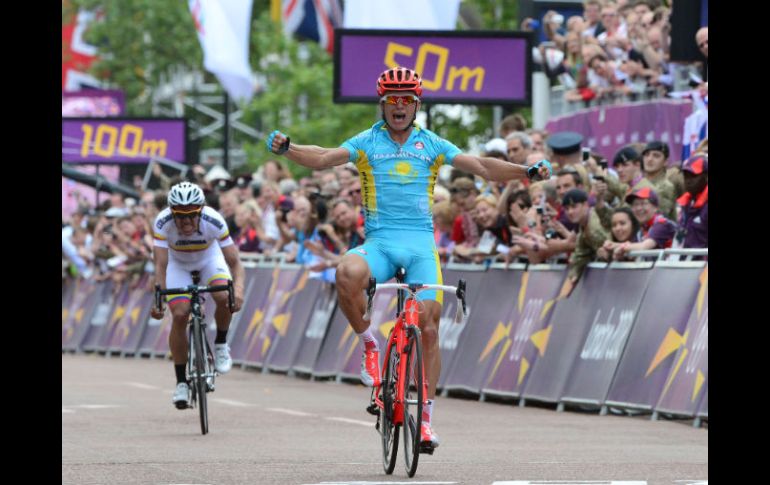 El kazajo Alexandre Vinokourov celebra emocionado la victoria olímpica en The Mall. AFP  /