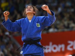 Menezes celebra el primer oro para Latinoamérica en Londres 2012. AFP  /