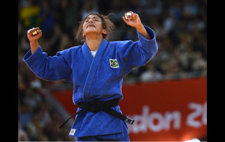 Menezes celebra el primer oro para Latinoamérica en Londres 2012. AFP  /