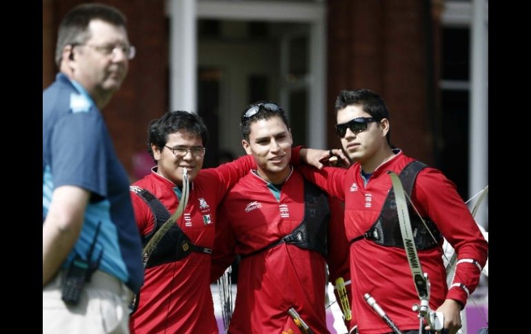 Los arqueros mexicanos, Luis Eduardo Vélez, Juan René Serrano y Luis Álvarez deberán luchar por el bronce. EFE  /