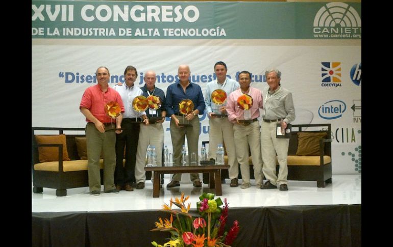 Durante el evento se realizó la entrega de reconocimientos a ex presidentes de Canieti.  /