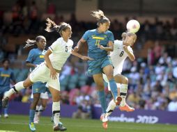 Cristiane, autora del gol verdeamarella, disputa un balón por alto. EFE  /